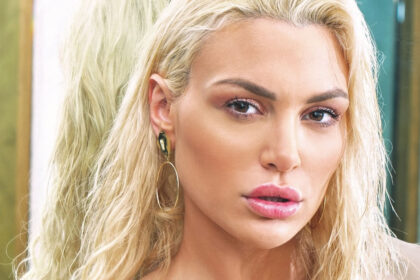 deite to apokalyptiko side boob tis alexandras