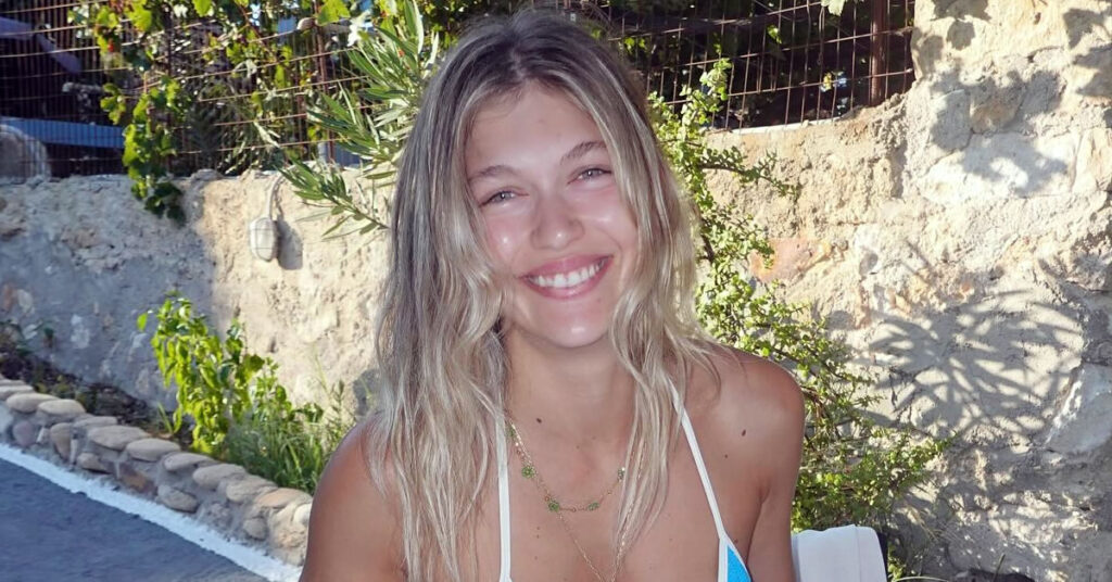 Φωτιά και λάβρα η Κλέλια Ανδριολάτου κολάζει στην Τζια. Ποζάρει Τορless και.. 1 fotia kai lavra i klelia andriolatoy kolazei