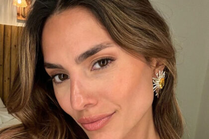 i iliana papageorgioy stin ydra me kokkino mpikini