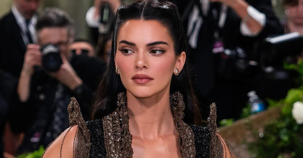 Μαύρο και κόκκινο: Η Κένταλ Τζένερ κλέβει τις εντυπώσεις...και τα μυαλά! 1 mayro kai kokkino i kental tzener klevei