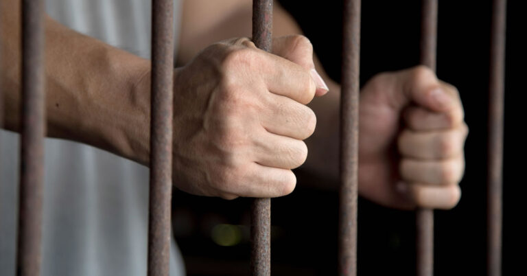 Απίστευτη είδηση: «ΠΙΣΩΓΛΕΝΤΗΣ» κρατούμενος επέστεψε απο άδεια στις φυλακές έχοντας χώσει... 1 pisoglentis kratoymenos epestepse apo adeia stis