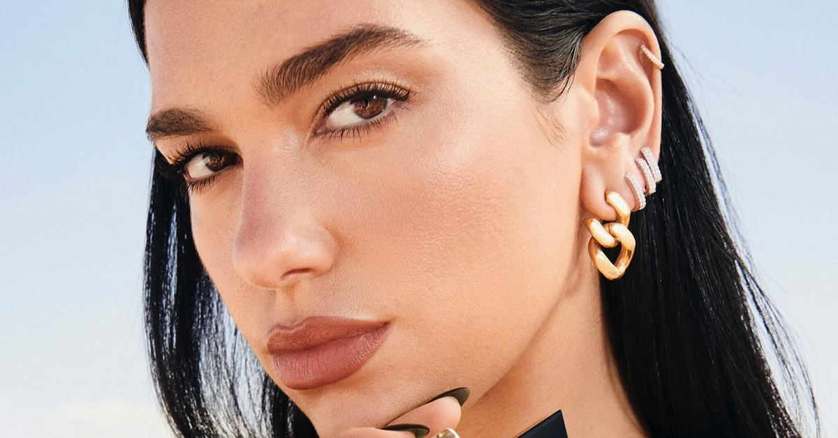i dua lipa epanaferei to retro makigiaz ton 2000