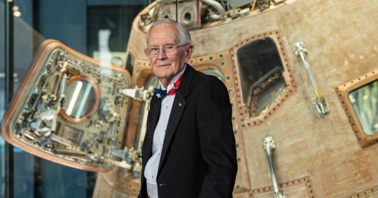 Ο Τσάρλι Ντιούκ και το φεγγάρι: Μια ιστορία που άλλαξε τον κόσμο 1 o tsarli ntioyk kai to feggari mia istoria poy a