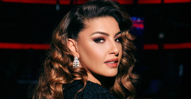 Με μάξι φόρεμα με βαθύ ντεκολτέ και σκίσιμο στο πλάι η Έλενα Παπαρίζου μοίρασε εγκεφαλικά 1 me maxi forema me vathy ntekolte kai skisimo sto