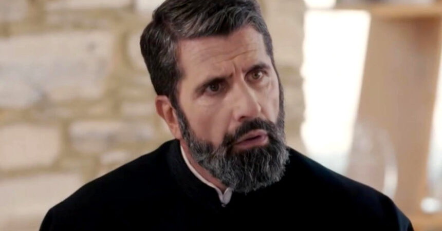 Σκηνή από τη δραματική σειρά Η Γη της Ελιάς με πρωταγωνιστές σε έντονη στιγμή στη Μάνη.