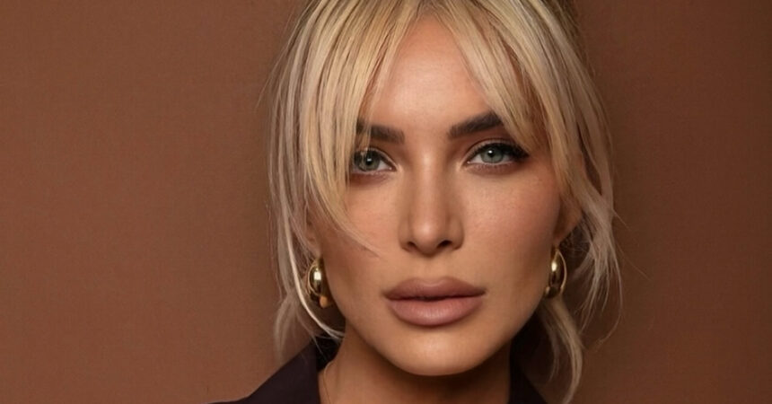 Η Κατερίνα Καινούργιου σε τηλεοπτικό πλατό με βλέμμα αποφασιστικότητας, δίπλα σε εικόνες από συνεργάτες και ρολόι που δείχνει 9:00.