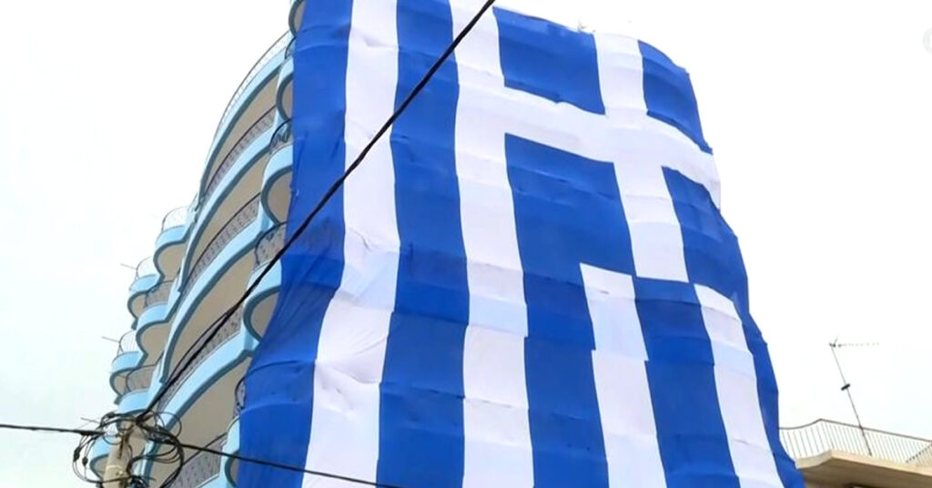 Πώς ένα ιχθυοπωλείο στο Κερατσίνι έδωσε χρώμα στην επέτειο με τη γιγαντιαία σημαία;