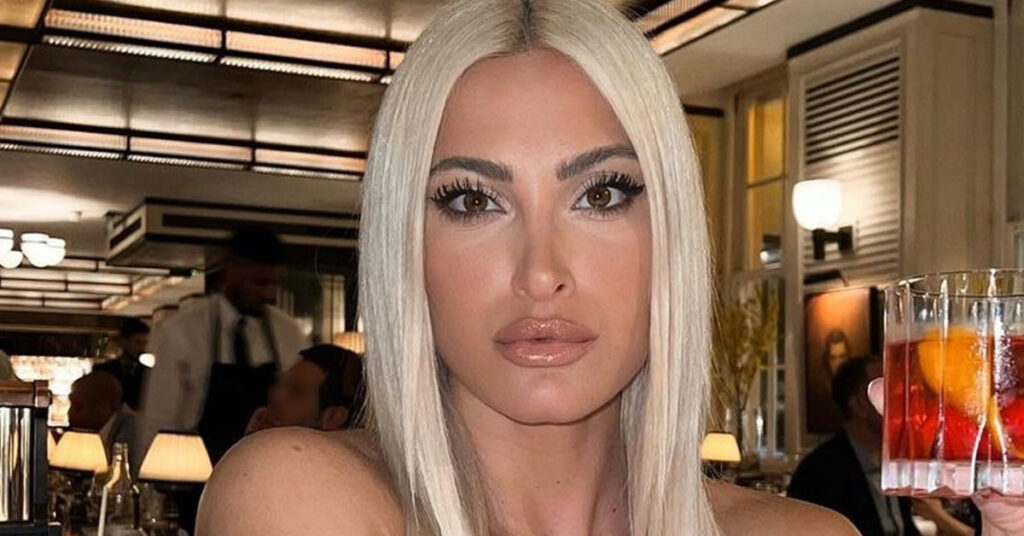 ti apanta i toyni sto tiktok sta scholia gia tis