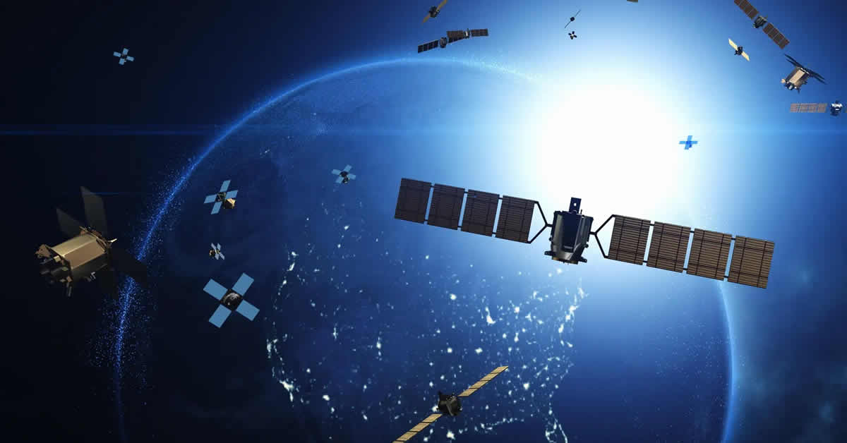 Δορυφόροι σε χαμηλή γήινη τροχιά με φόντο τη Γη, συμβολίζοντας την πρόοδο αλλά και τον κίνδυνο συμφόρησης