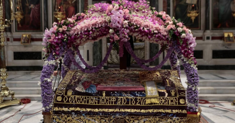 Γιατί περνάμε κάτω από τον Επιτάφιο; Όχι 3, ούτε 7 Επιτάφιοι. Ένας φτάνει, αν πιστεύεις αληθινά 1 giati pername kato apo ton epitafio ochi 3 oyte