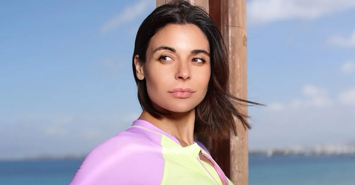eirini kolida me ena diafano kormaki fernei