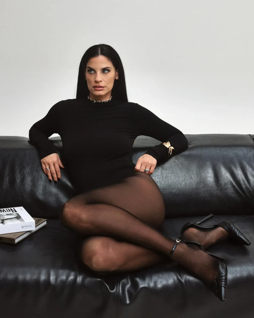 Η Χριστίνα Μπόμπα με μαύρο total look: Η διαχρονική τάση που δεν φεύγει ποτέ από τη μόδα 2 Χριστίνα Μπόμπα