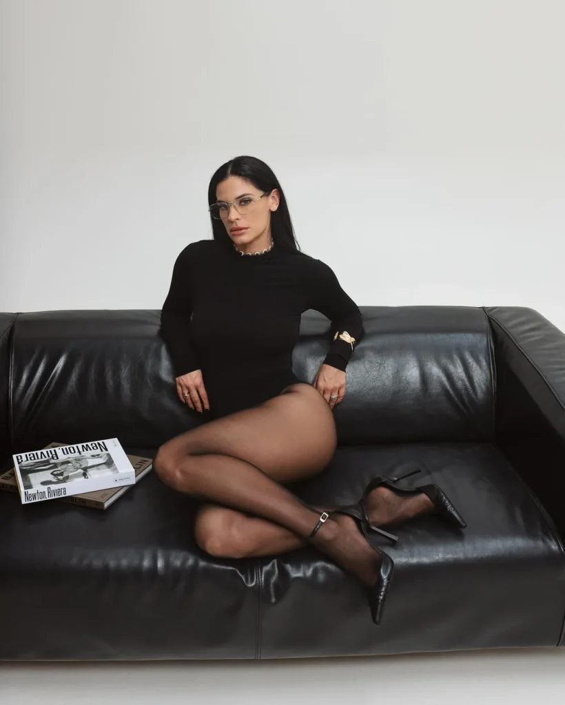 Η Χριστίνα Μπόμπα με μαύρο total look: Η διαχρονική τάση που δεν φεύγει ποτέ από τη μόδα 5 chrismpo 1761755457 3754199338881699407 45712480