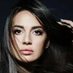 ria ellinidoy afino tin koyrtina anoichti