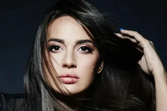 ria ellinidoy afino tin koyrtina anoichti