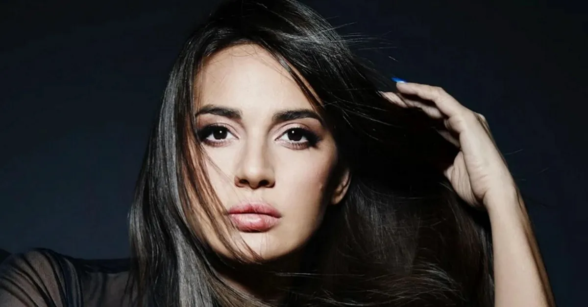 ria ellinidoy afino tin koyrtina anoichti