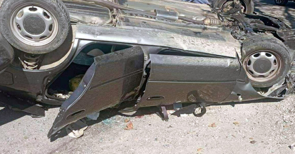 Σοβαρό τροχαίο στην Εύβοια: Αυτοκίνητο ανετράπη και εγκλώβισε τον οδηγό 3 sovaro trochaio stin eyvoia aytokinito