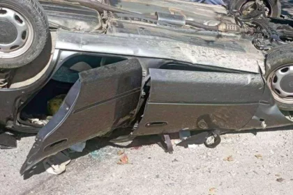 Σοβαρό τροχαίο στην Εύβοια: Αυτοκίνητο ανετράπη και εγκλώβισε τον οδηγό 23 sovaro trochaio stin eyvoia aytokinito