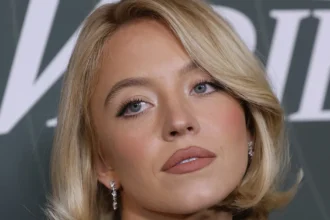 Σίντνεϊ Σουίνι: Από την Πάρο στα κόκκινα χαλιά – το φόρεμα που προκάλεσε πανικό 5 sydney sweeney paros forema hollywood