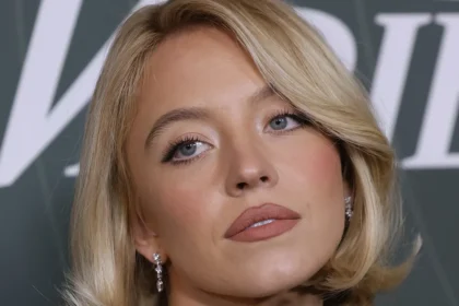 Σίντνεϊ Σουίνι: Από την Πάρο στα κόκκινα χαλιά – το φόρεμα που προκάλεσε πανικό 25 sydney sweeney paros forema hollywood