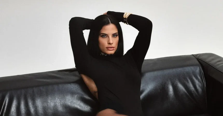 xristina mpompa me mavro total look dihroniki tasi