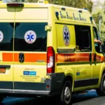 Ασθενοφόρο έξω από το νοσοκομείο «Γεννηματάς», όπου νοσηλεύεται ο 22χρονος που υπέστη ασφυξία.