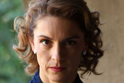 Σκηνή έντασης από τη σειρά «Άγιος Έρωτας» με τους ήρωες μπροστά στη μεγάλη αποκάλυψη για τον Γεράσιμο.