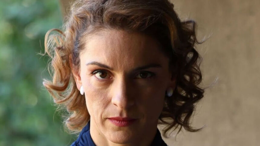 Σκηνή έντασης από τη σειρά «Άγιος Έρωτας» με τους ήρωες μπροστά στη μεγάλη αποκάλυψη για τον Γεράσιμο.