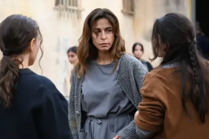 Η Χριστίνα πίσω από τα κάγκελα της φυλακής στη σειρά Άγιος Έρωτας