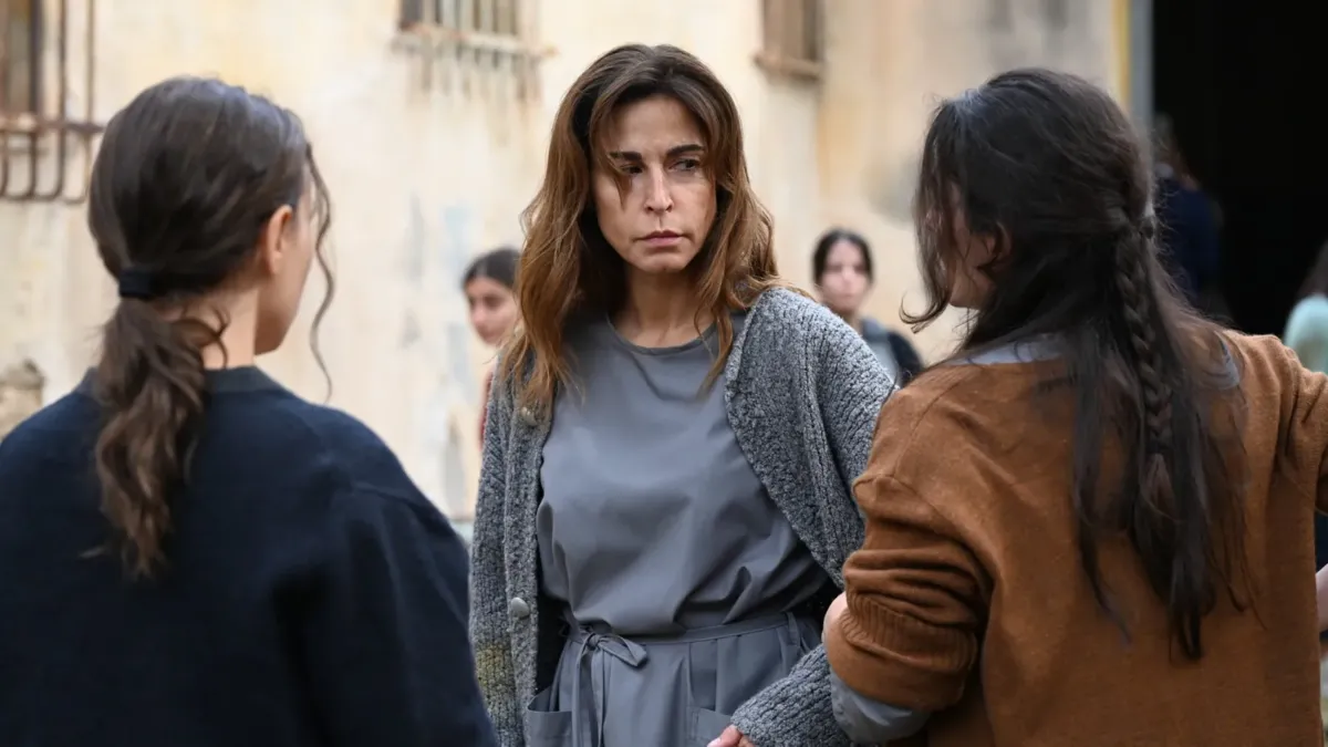 Η Χριστίνα πίσω από τα κάγκελα της φυλακής στη σειρά Άγιος Έρωτας