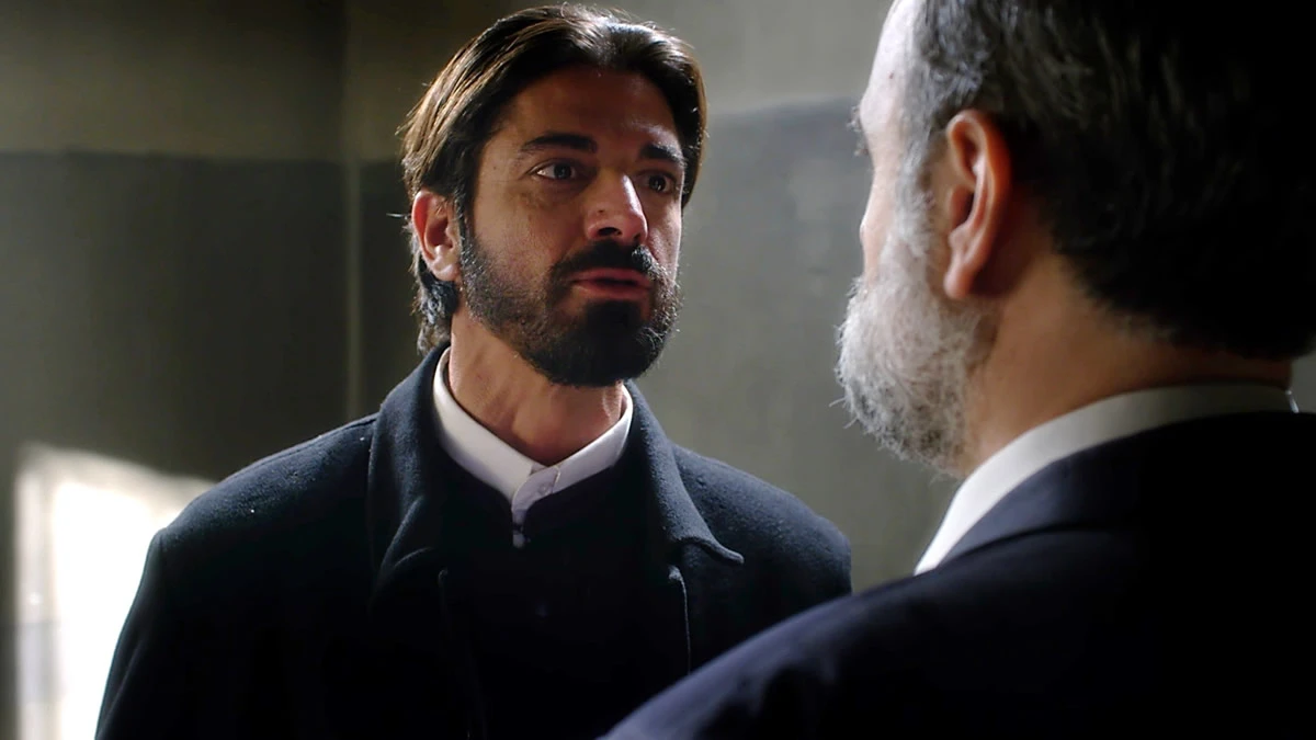 Ο πατήρ Νικόλαος αποκαλύπτει το μυστικό του στον Μαρκόπουλο στον Άγιο Έρωτα