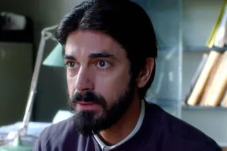 Δραματική σκηνή από τον «Άγιο Έρωτα» με τη σύγκρουση του πατέρα Νικόλαου και του Παύλου στο κελί.