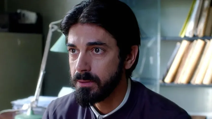 Δραματική σκηνή από τον «Άγιο Έρωτα» με τη σύγκρουση του πατέρα Νικόλαου και του Παύλου στο κελί.