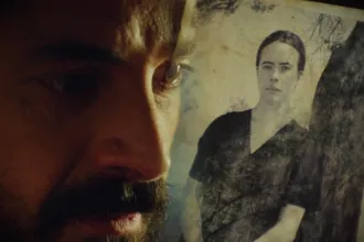 Ο πατέρας Νικόλαος και ο Παύλος σε σκηνή έντασης από τη σειρά Άγιος Έρωτας