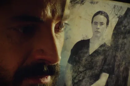 Ο πατέρας Νικόλαος και ο Παύλος σε σκηνή έντασης από τη σειρά Άγιος Έρωτας