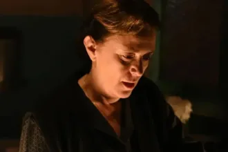 Η Πετρούλα αποφασισμένη, κρατά φάκελο με στοιχεία κατά του Μαρκόπουλου στη σειρά «Άγιος Έρωτας»