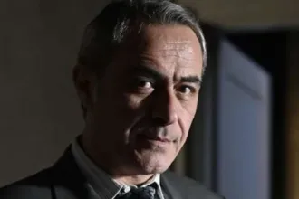 Στιγμιότυπο από το τρέιλερ του Άγιος Έρωτας με τον Κυριάκο και τον Παύλο