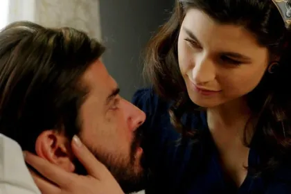 Η Χλόη προσφέρει ένα δώρο στον πατέρα Νικόλαο ενώ ο Παύλος κινδυνεύει στη φυλακή