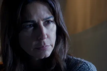 Η Χριστίνα σχεδιάζει την εκδίκηση του Παύλου μέσα στη φυλακή στη σειρά Άγιος Έρωτας