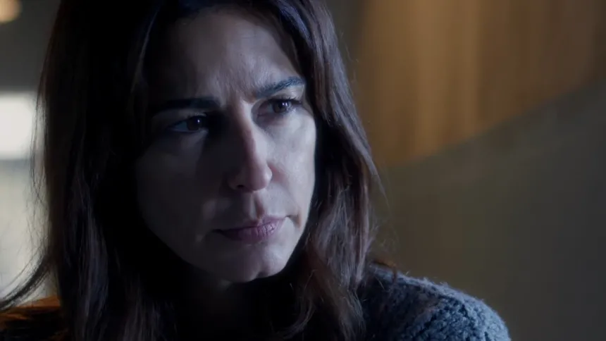 Η Χριστίνα σχεδιάζει την εκδίκηση του Παύλου μέσα στη φυλακή στη σειρά Άγιος Έρωτας