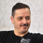 Αλέξανδρος Τσουβέλας σε συνέντευξη, απαντά για το viral περιστατικό με τον ιερέα.