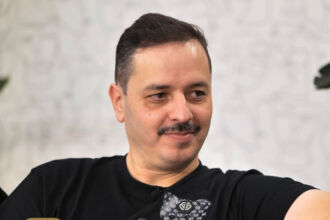 Αλέξανδρος Τσουβέλας σε συνέντευξη, απαντά για το viral περιστατικό με τον ιερέα.