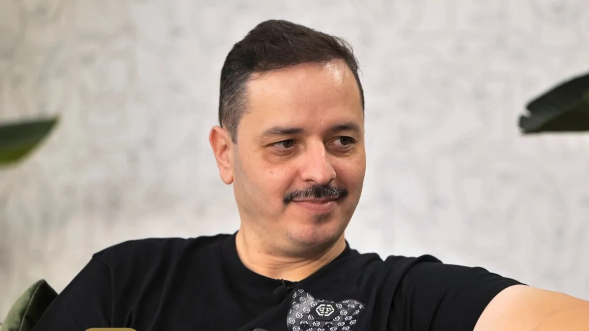 Αλέξανδρος Τσουβέλας σε συνέντευξη, απαντά για το viral περιστατικό με τον ιερέα.