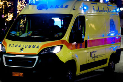 Ασθενοφόρο αποχωρεί απο συμβάν