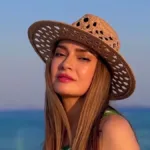 Αποστολία Ζώη ποζάρει με κομψό look στο Instagram αναδεικνύοντας τα καλλίγραμμα πόδια της