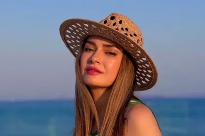 Αποστολία Ζώη ποζάρει με κομψό look στο Instagram αναδεικνύοντας τα καλλίγραμμα πόδια της