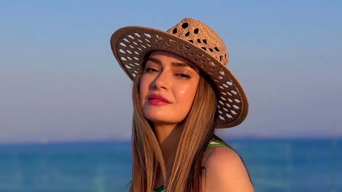 Αποστολία Ζώη ποζάρει με κομψό look στο Instagram αναδεικνύοντας τα καλλίγραμμα πόδια της