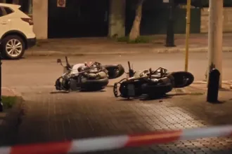 Αστυνομικό όχημα με ζημιές μετά τον εμβολισμό από διαρρήκτες στον Άγιο Δημήτριο.