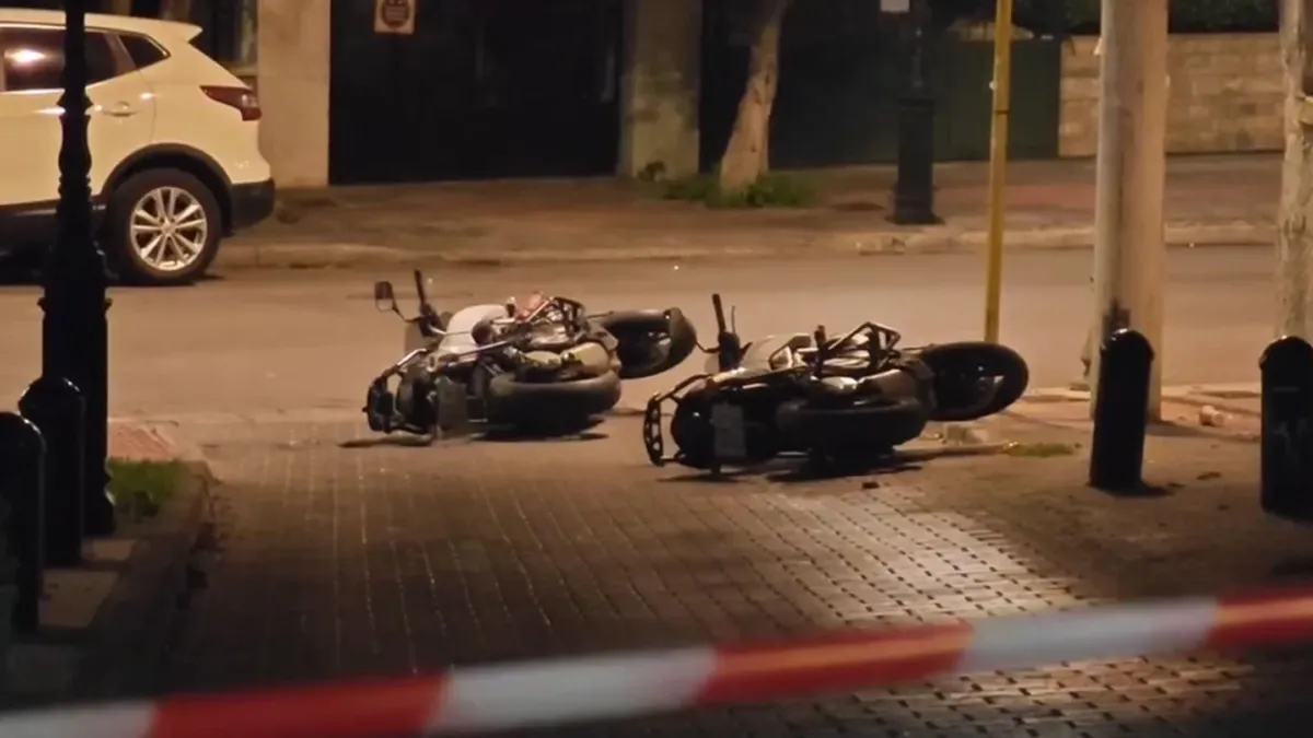 Άγιος Δημήτριος: Άγρια καταδίωξη με πυροβολισμούς – Διαρρήκτες εμβόλισαν και τραυμάτισαν αστυνομικούς 1 Αστυνομικό όχημα με ζημιές μετά τον εμβολισμό από διαρρήκτες στον Άγιο Δημήτριο.