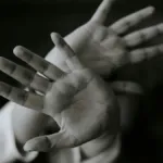 Χεριά παιδιού που έχει κακοποιηθεί